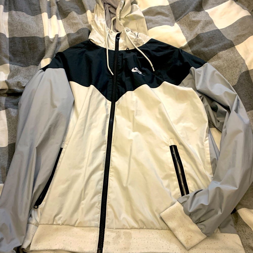 Nike windbreaker, very light weight. Man or woman wearable